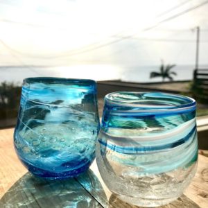 青と白のグラス