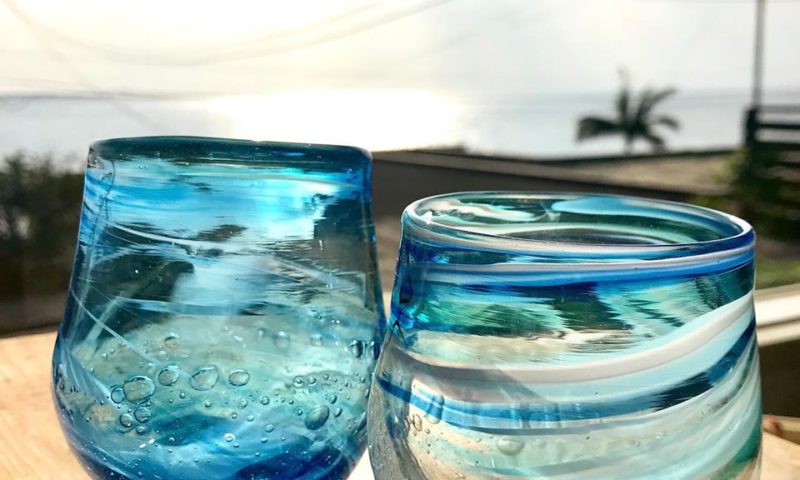 青と白のグラス